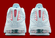 Nike Shox R4 Puerto Rico avec tige Glacier Blue en cuir synthétique, détails University Red et Metallic Silver, graphismes PR, porte-bonheur Vejigante et amorti Nike Shox à quatre colonnes.