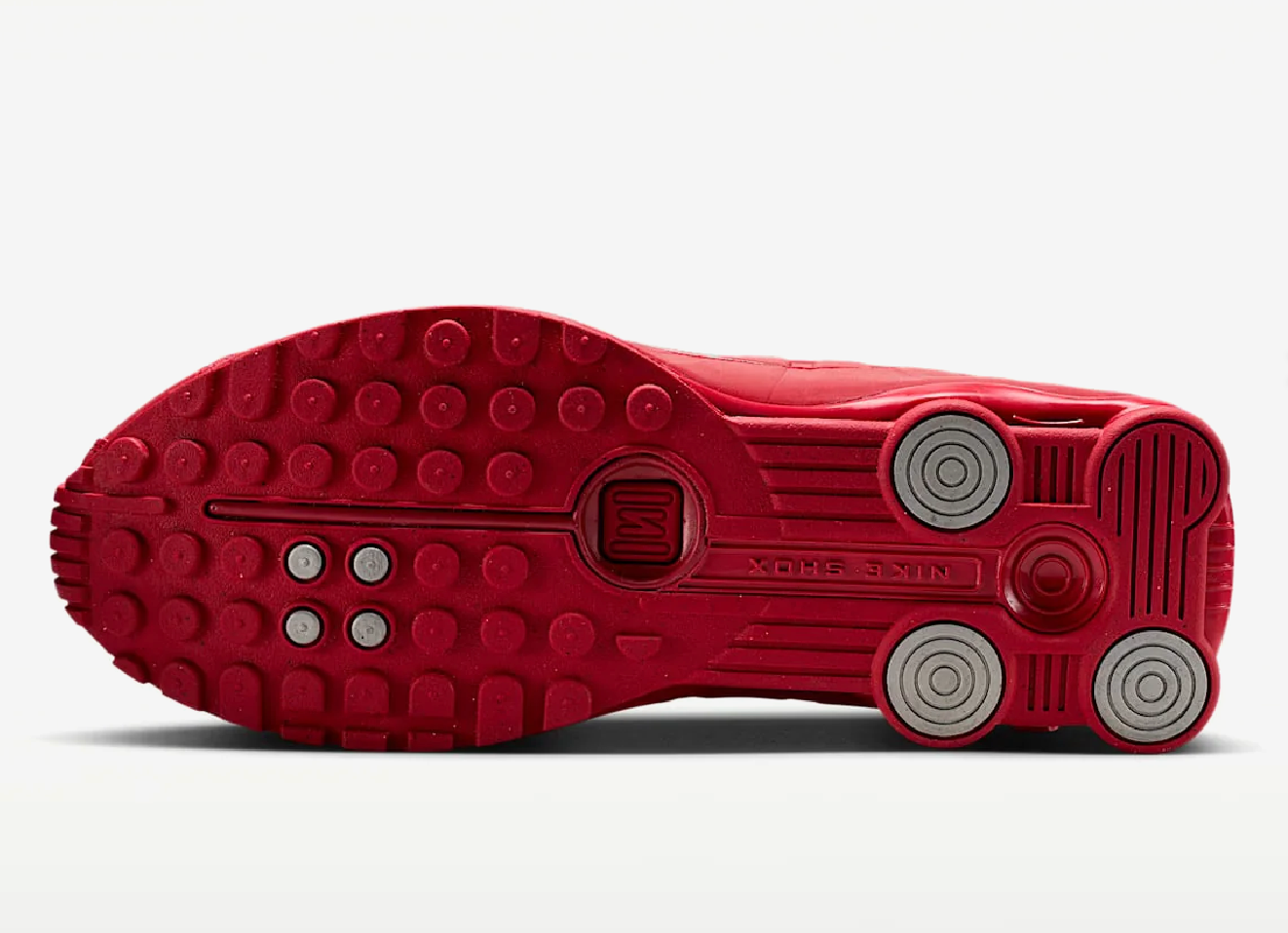 Nike Shox R4 Red White avec tige en cuir synthétique blanc, détails rouges, amorti Nike Shox à quatre colonnes et semelle extérieure en caoutchouc.