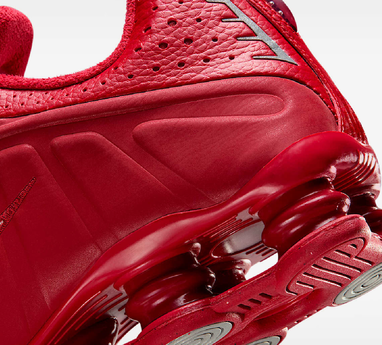 Nike Shox R4 Red White avec tige en cuir synthétique blanc, détails rouges, amorti Nike Shox à quatre colonnes et semelle extérieure en caoutchouc.