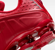 Nike Shox R4 Red White avec tige en cuir synthétique blanc, détails rouges, amorti Nike Shox à quatre colonnes et semelle extérieure en caoutchouc.