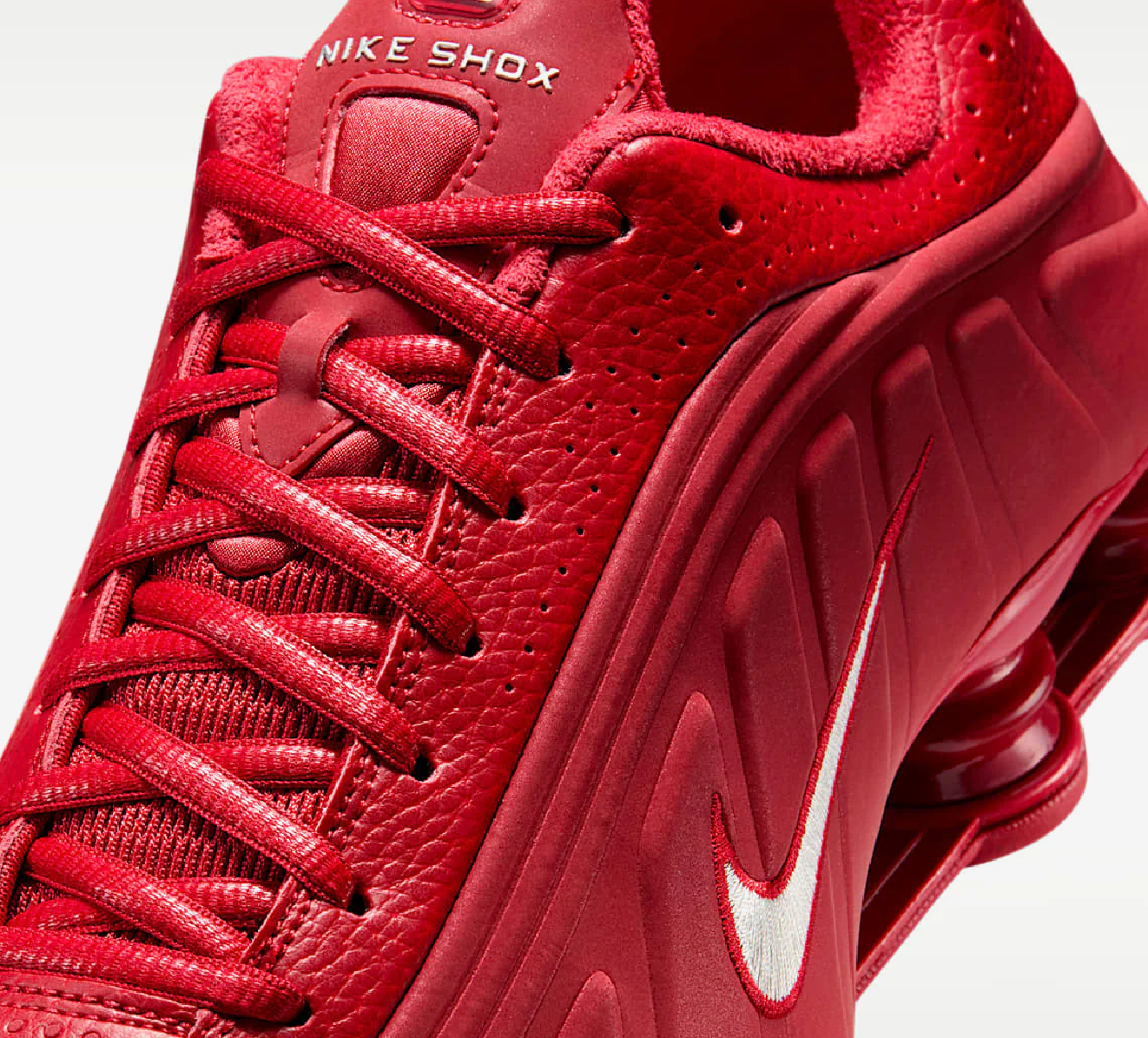 Nike Shox R4 Red White avec tige en cuir synthétique blanc, détails rouges, amorti Nike Shox à quatre colonnes et semelle extérieure en caoutchouc.