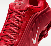 Nike Shox R4 Red White avec tige en cuir synthétique blanc, détails rouges, amorti Nike Shox à quatre colonnes et semelle extérieure en caoutchouc.