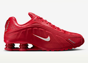 Nike Shox R4 Red White avec tige en cuir synthétique blanc, détails rouges, amorti Nike Shox à quatre colonnes et semelle extérieure en caoutchouc.