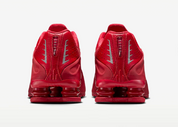 Nike Shox R4 Red White avec tige en cuir synthétique blanc, détails rouges, amorti Nike Shox à quatre colonnes et semelle extérieure en caoutchouc.