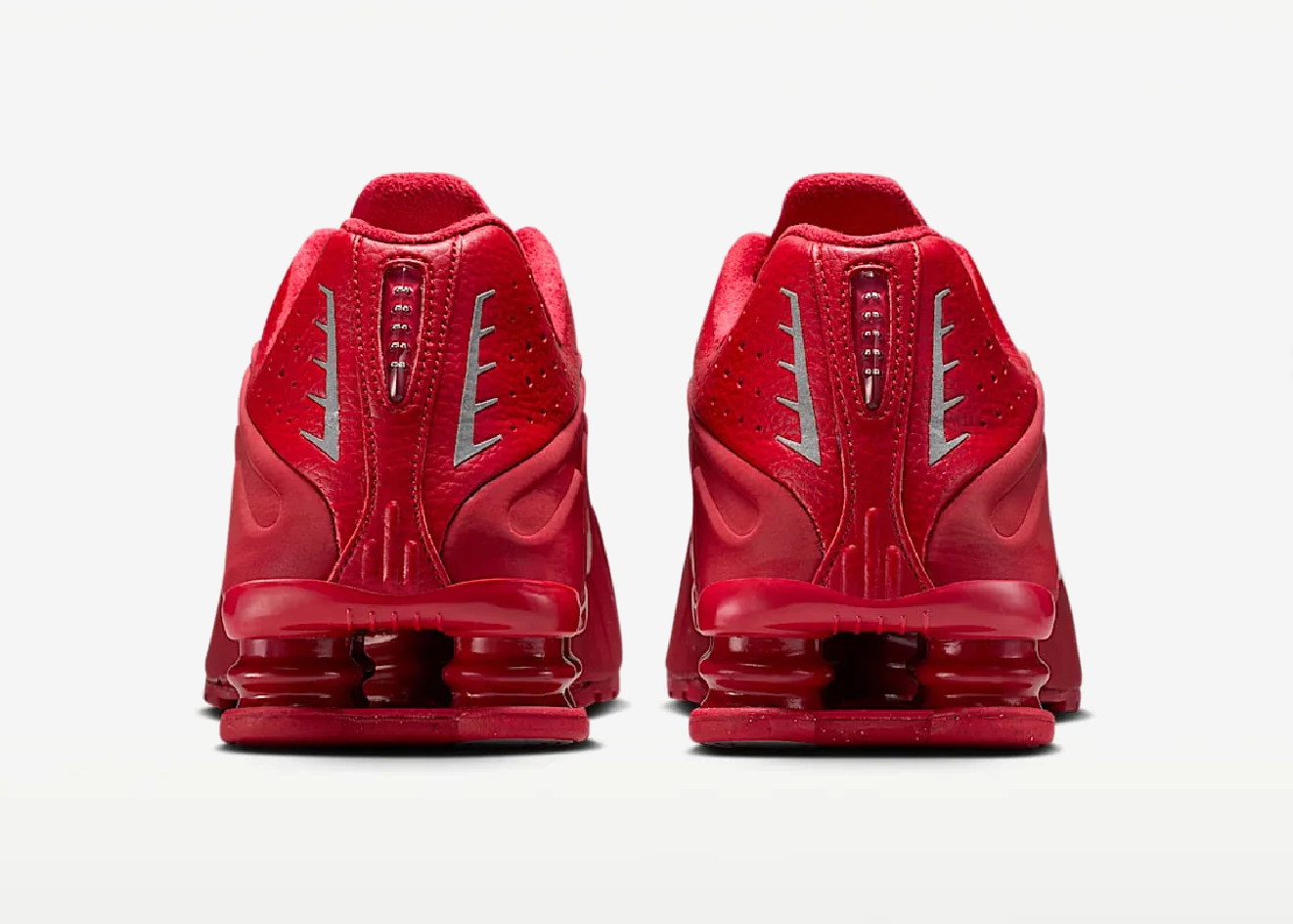 Nike Shox R4 Red White avec tige en cuir synthétique blanc, détails rouges, amorti Nike Shox à quatre colonnes et semelle extérieure en caoutchouc.