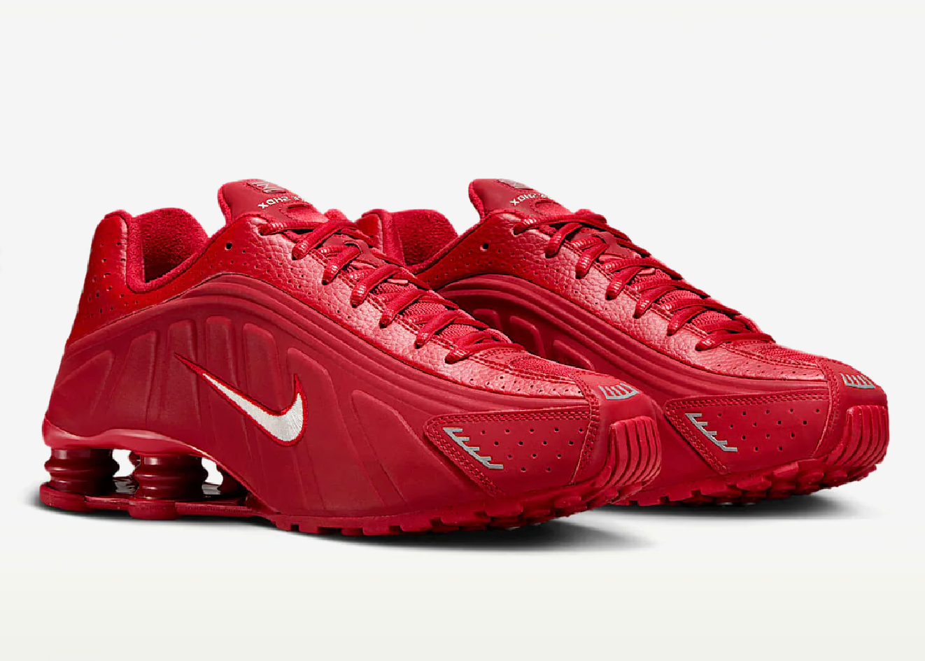 Nike Shox R4 Red White avec tige en cuir synthétique blanc, détails rouges, amorti Nike Shox à quatre colonnes et semelle extérieure en caoutchouc.