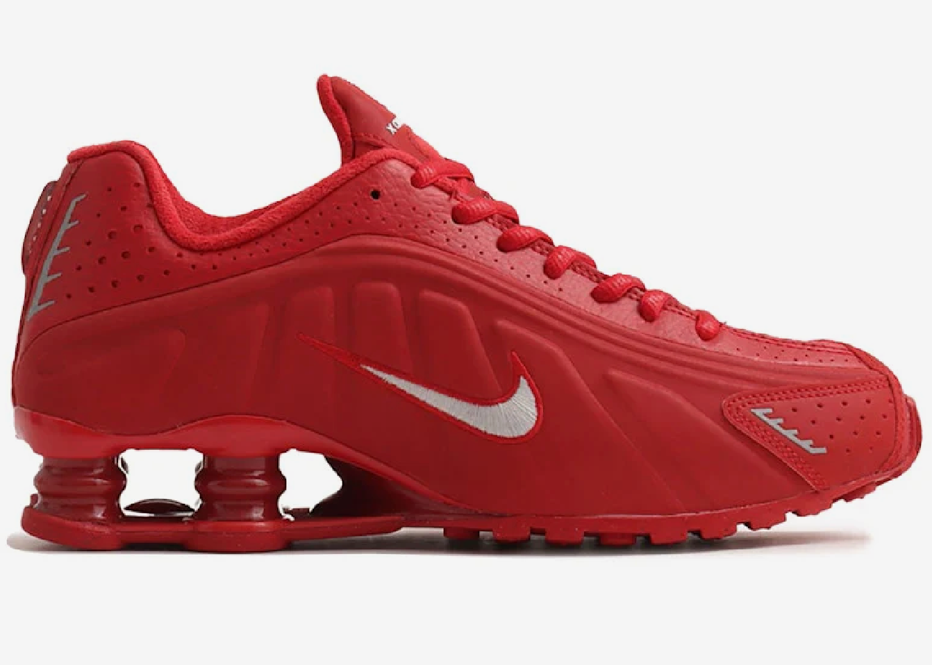 Nike Shox R4 Red White avec tige en cuir synthétique blanc, détails rouges, amorti Nike Shox à quatre colonnes et semelle extérieure en caoutchouc.