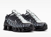 Nike Shox TL Black Pure Platinum noires avec détails Pure Platinum et amorti Nike Shox sur toute la longueur.