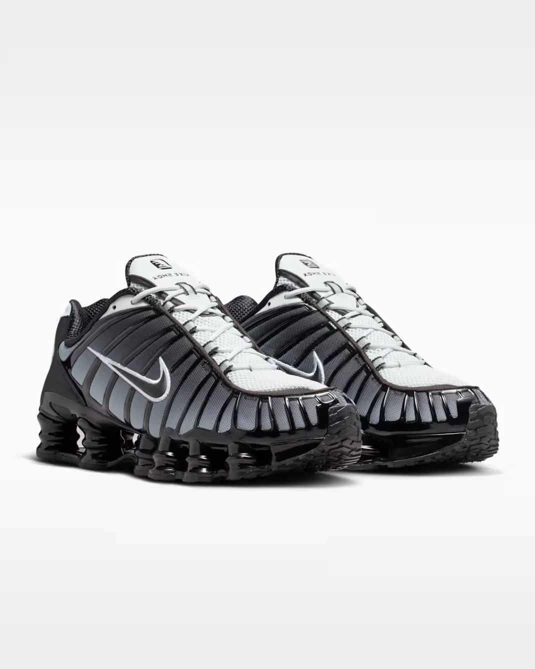 Nike Shox TL Black Pure Platinum noires avec détails Pure Platinum et amorti Nike Shox sur toute la longueur.