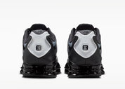 Nike Shox TL Black Pure Platinum noires avec détails Pure Platinum et amorti Nike Shox sur toute la longueur.