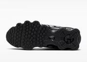 Nike Shox TL Black Pure Platinum noires avec détails Pure Platinum et amorti Nike Shox sur toute la longueur.
