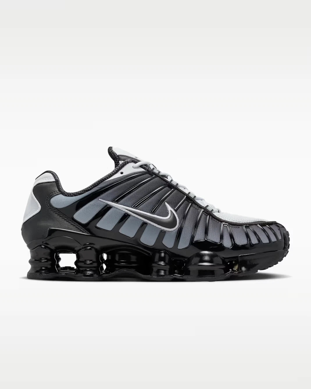 Nike Shox TL Black Pure Platinum noires avec détails Pure Platinum et amorti Nike Shox sur toute la longueur.