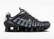 Nike Shox TL Black Pure Platinum noires avec détails Pure Platinum et amorti Nike Shox sur toute la longueur.