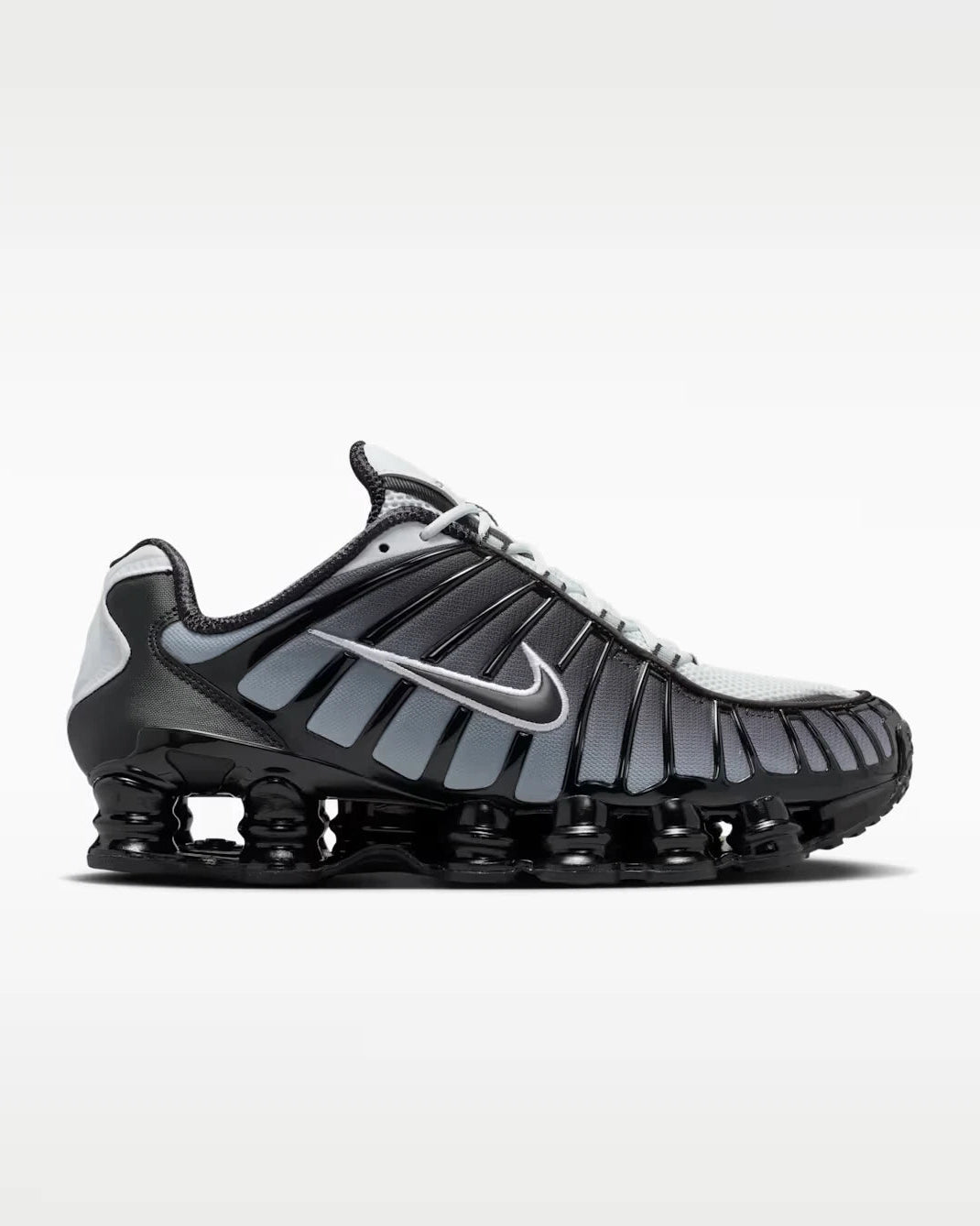 Nike Shox TL Black Pure Platinum noires avec détails Pure Platinum et amorti Nike Shox sur toute la longueur.