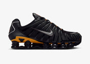 Nike Shox TL Black Varsity Maize noires avec détails jaune Varsity Maize et amorti Nike Shox sur toute la longueur.