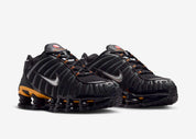 Nike Shox TL Black Varsity Maize noires avec détails jaune Varsity Maize et amorti Nike Shox sur toute la longueur.