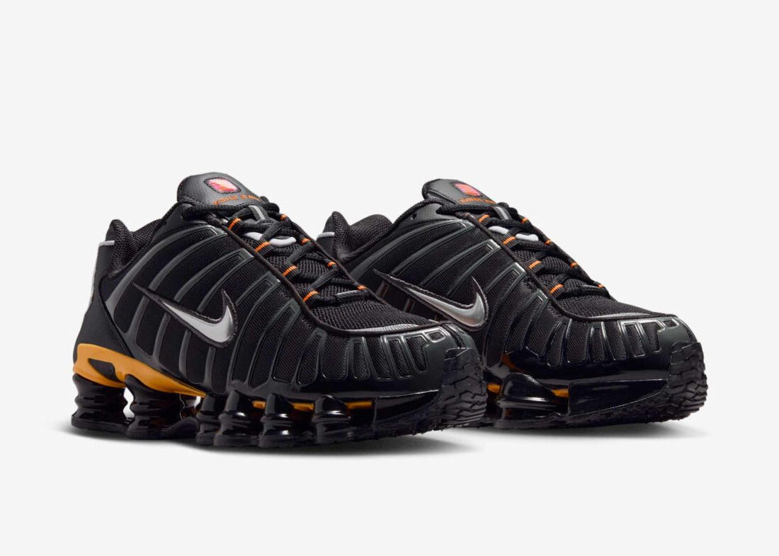 Nike Shox TL Black Varsity Maize noires avec détails jaune Varsity Maize et amorti Nike Shox sur toute la longueur.