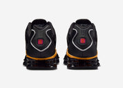 Nike Shox TL Black Varsity Maize noires avec détails jaune Varsity Maize et amorti Nike Shox sur toute la longueur.