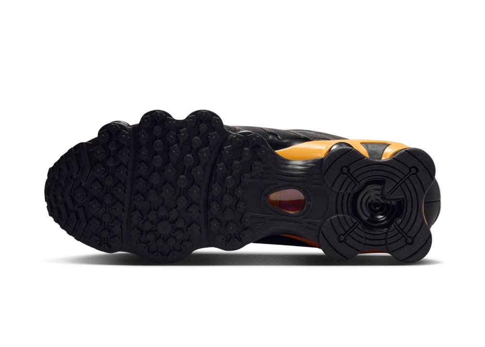 Nike Shox TL Black Varsity Maize noires avec détails jaune Varsity Maize et amorti Nike Shox sur toute la longueur.