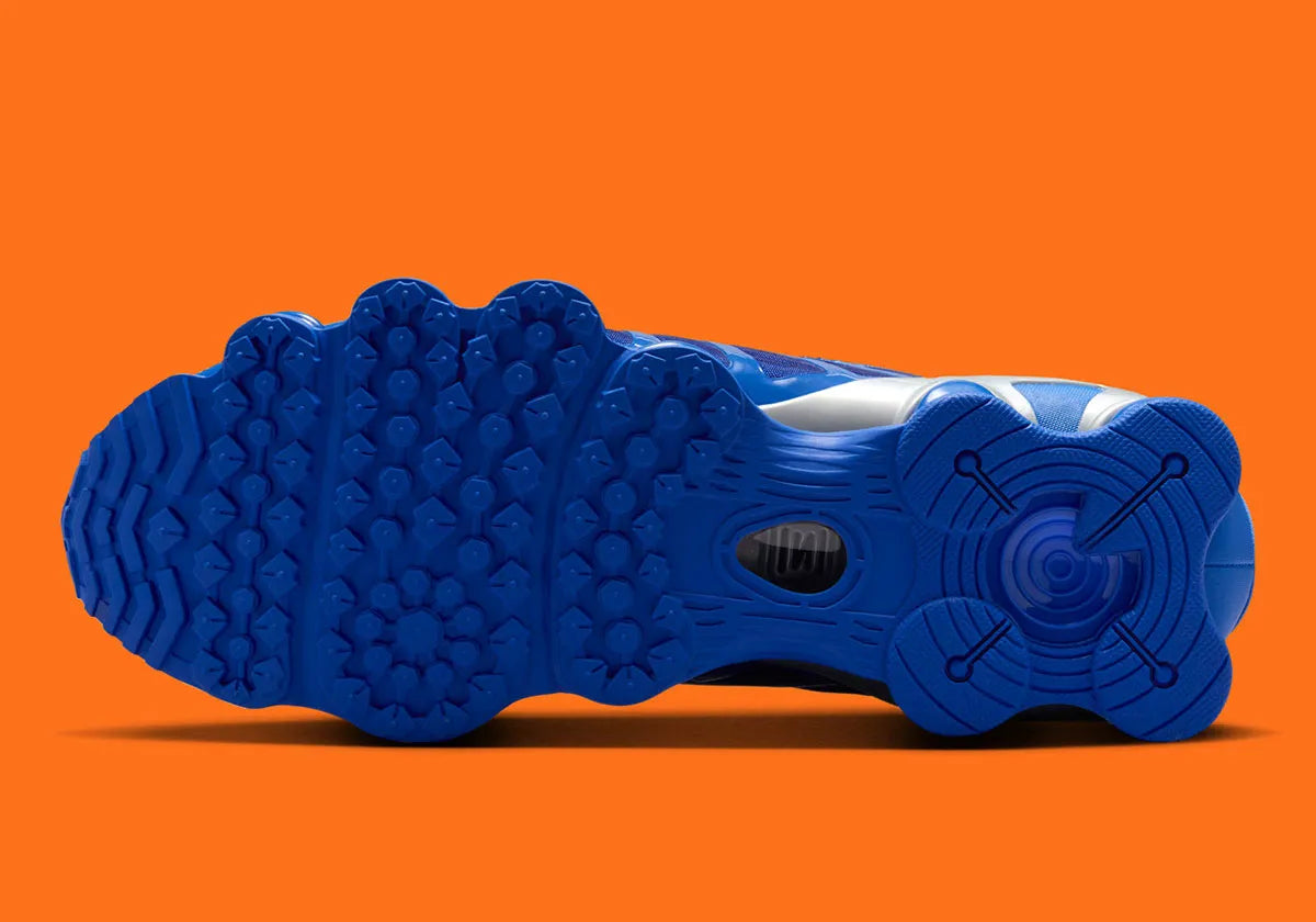 Nike Shox TL Hyper Royal avec tige en maille bleue Hyper Royal, cage en TPU assortie, détails Metallic Silver, amorti Nike Shox intégral et semelle extérieure en caoutchouc.