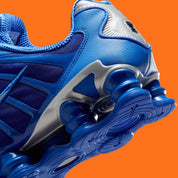 Nike Shox TL Hyper Royal avec tige en maille bleue Hyper Royal, cage en TPU assortie, détails Metallic Silver, amorti Nike Shox intégral et semelle extérieure en caoutchouc.