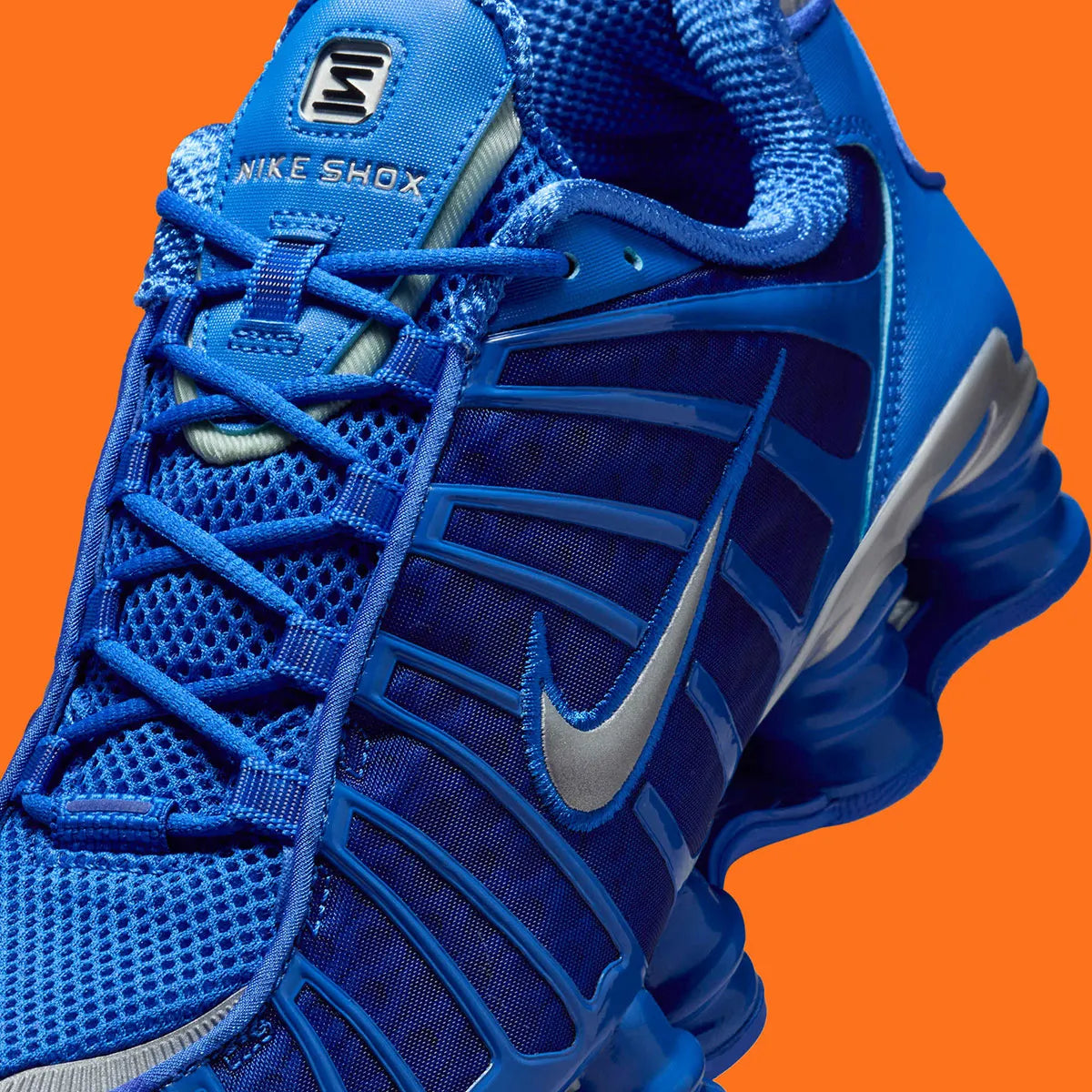 Nike Shox TL Hyper Royal avec tige en maille bleue Hyper Royal, cage en TPU assortie, détails Metallic Silver, amorti Nike Shox intégral et semelle extérieure en caoutchouc.