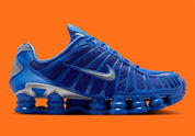 Nike Shox TL Hyper Royal avec tige en maille bleue Hyper Royal, cage en TPU assortie, détails Metallic Silver, amorti Nike Shox intégral et semelle extérieure en caoutchouc.