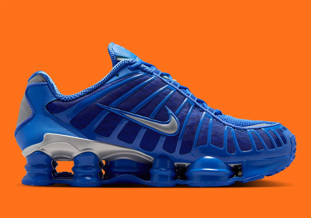 Nike Shox TL Hyper Royal avec tige en maille bleue Hyper Royal, cage en TPU assortie, détails Metallic Silver, amorti Nike Shox intégral et semelle extérieure en caoutchouc.