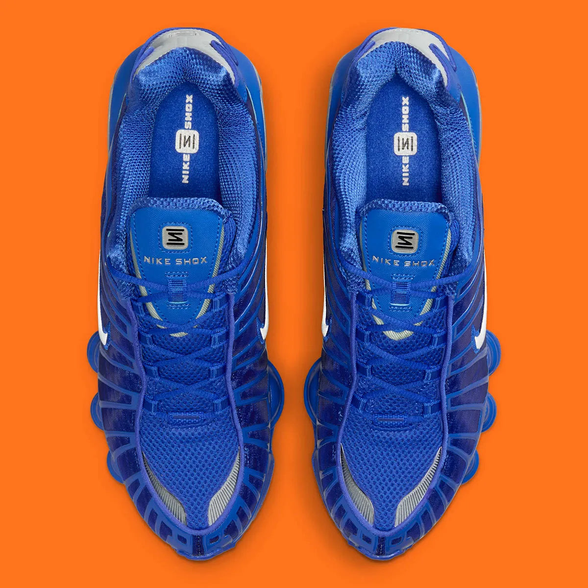 Nike Shox TL Hyper Royal avec tige en maille bleue Hyper Royal, cage en TPU assortie, détails Metallic Silver, amorti Nike Shox intégral et semelle extérieure en caoutchouc.