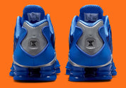 Nike Shox TL Hyper Royal avec tige en maille bleue Hyper Royal, cage en TPU assortie, détails Metallic Silver, amorti Nike Shox intégral et semelle extérieure en caoutchouc.