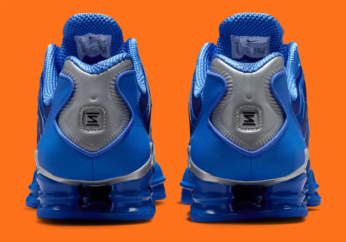 Nike Shox TL Hyper Royal avec tige en maille bleue Hyper Royal, cage en TPU assortie, détails Metallic Silver, amorti Nike Shox intégral et semelle extérieure en caoutchouc.