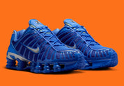 Nike Shox TL Hyper Royal avec tige en maille bleue Hyper Royal, cage en TPU assortie, détails Metallic Silver, amorti Nike Shox intégral et semelle extérieure en caoutchouc.
