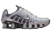 Découvrez la Nike Shox TL Metallic Silver, une sneaker iconique avec amorti Nike Shox intégral, mesh respirant et finition métallique futuriste vue de profil. 