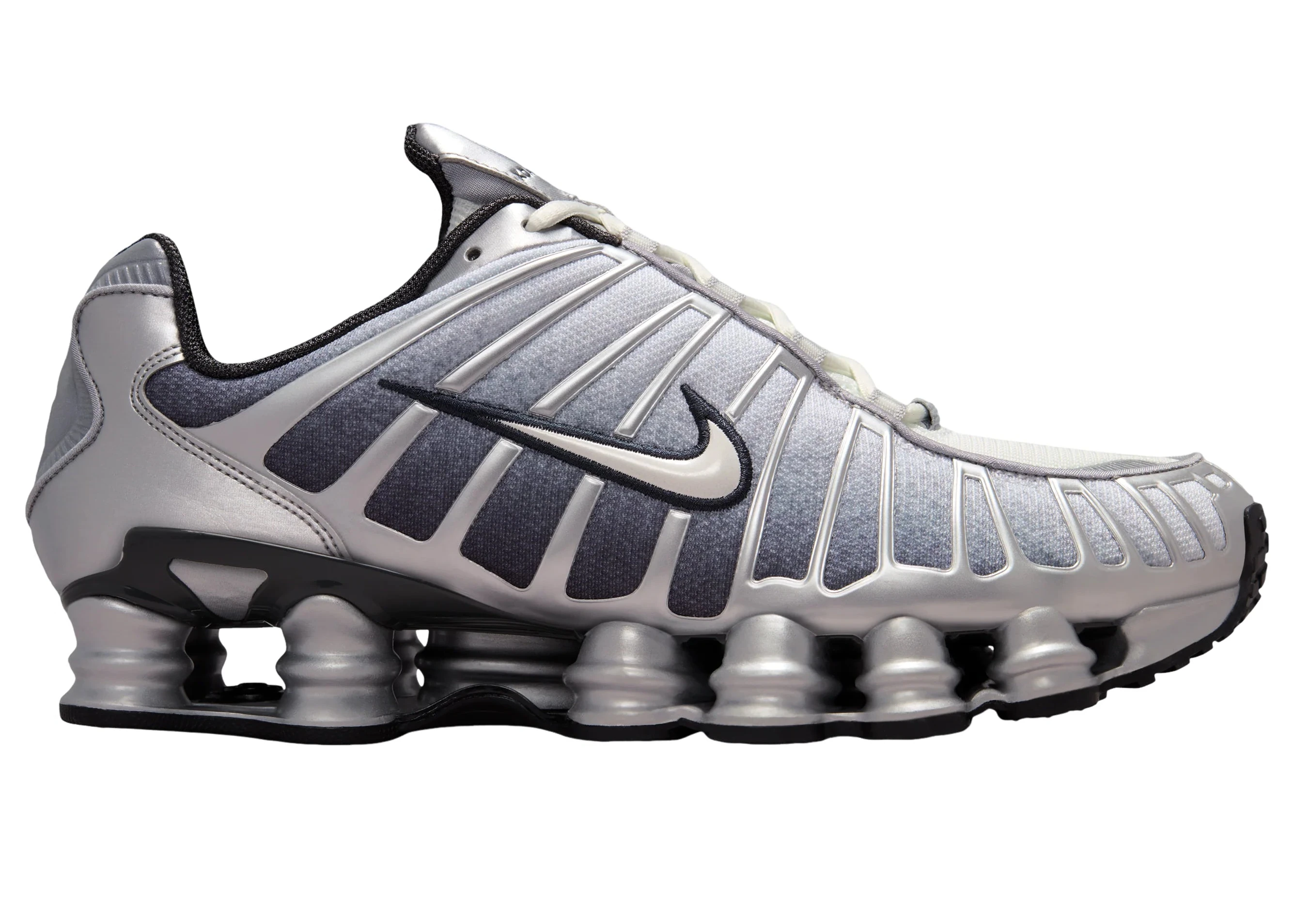 Découvrez la Nike Shox TL Metallic Silver, une sneaker iconique avec amorti Nike Shox intégral, mesh respirant et finition métallique futuriste vue de profil. 