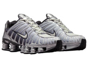 Nike Shox TL Metallic Silver avec tige en mesh respirant, empiècements synthétiques argentés et semelle Nike Shox intégrale offrant amorti et stabilité vue de 3/4 face. 