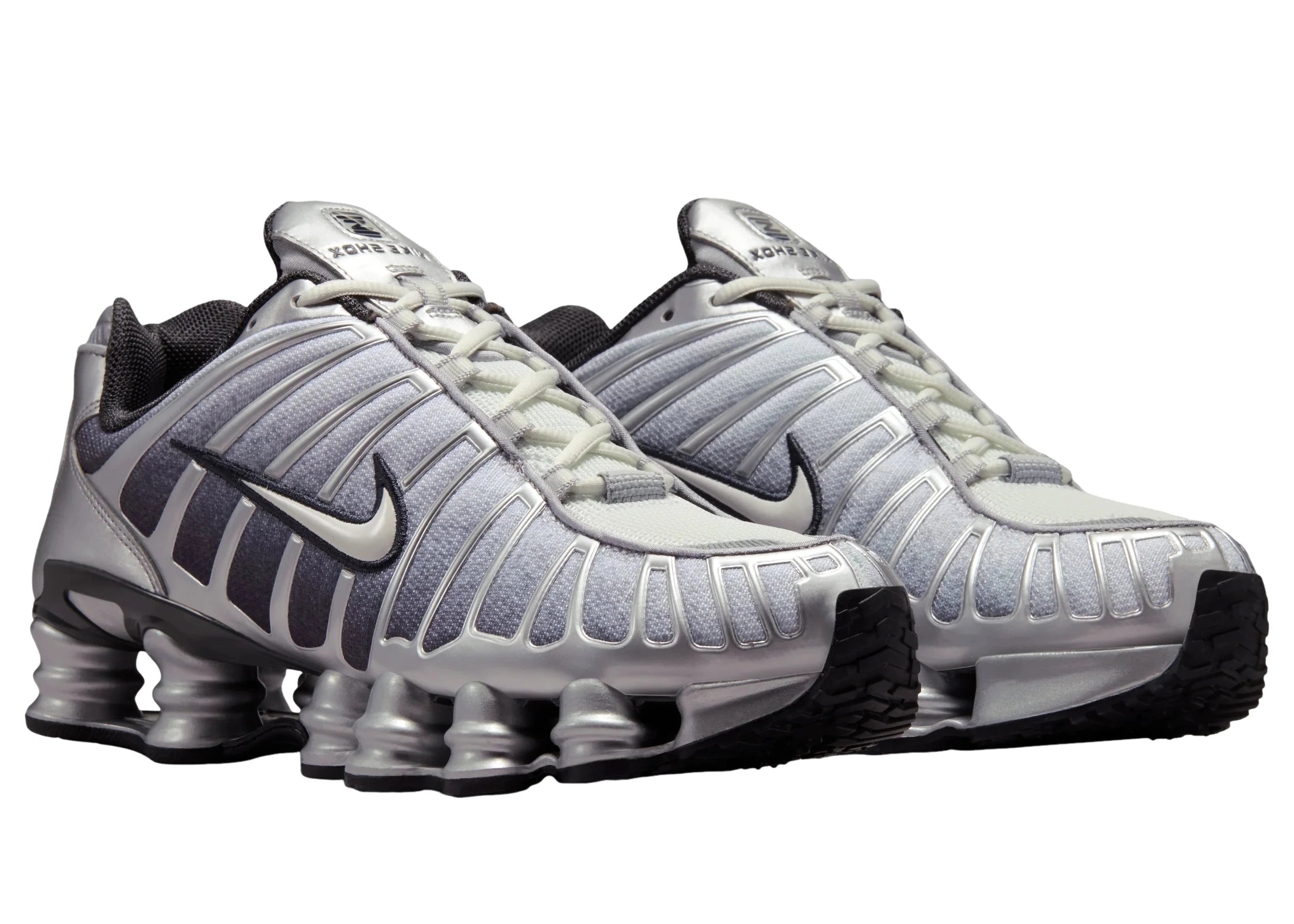 Nike Shox TL Metallic Silver avec tige en mesh respirant, empiècements synthétiques argentés et semelle Nike Shox intégrale offrant amorti et stabilité vue de 3/4 face. 