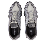 Nike Shox TL Metallic Silver avec tige en mesh respirant, empiècements synthétiques argentés et semelle Nike Shox intégrale offrant amorti et stabilité vue du dessus. 