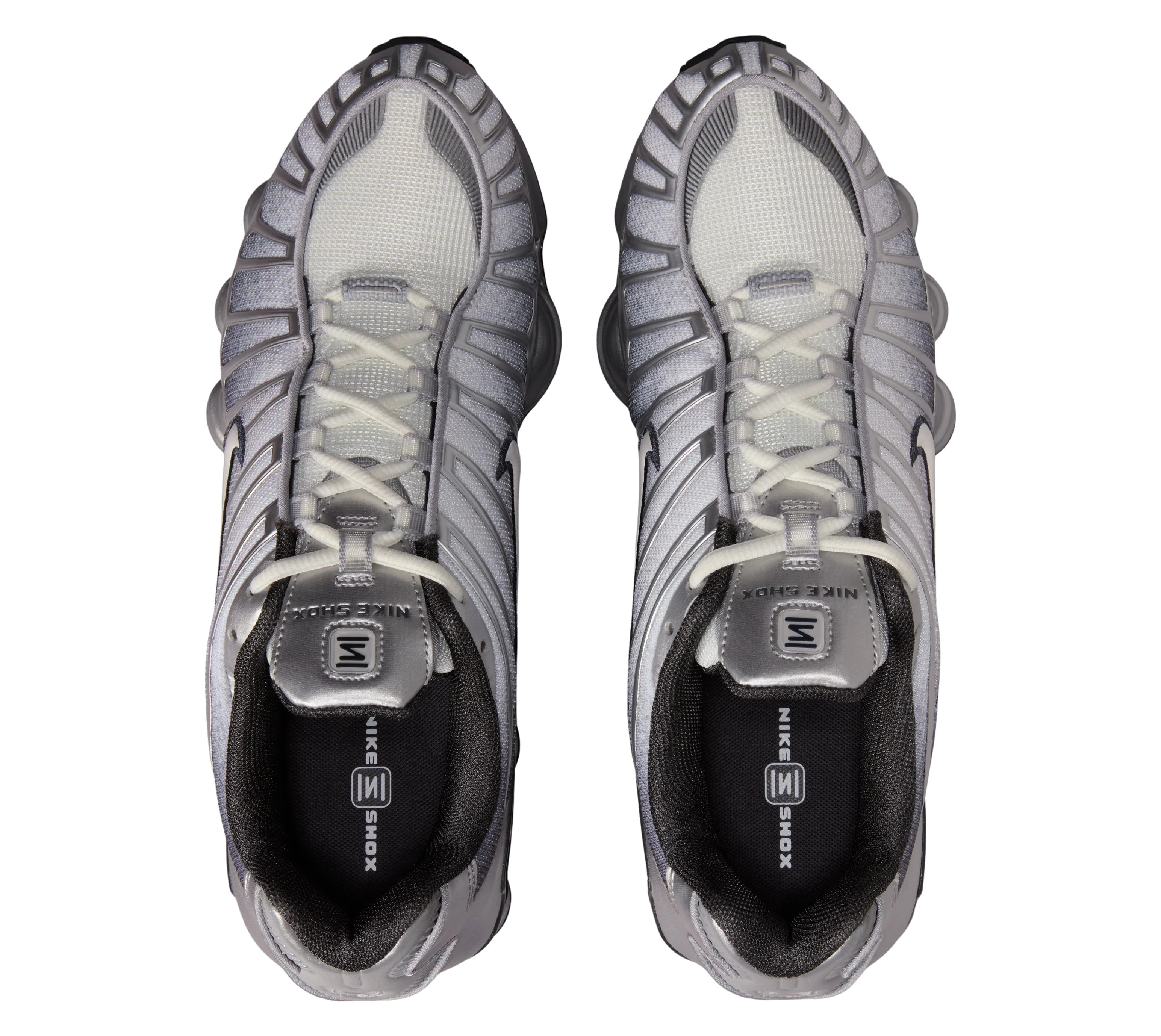 Nike Shox TL Metallic Silver avec tige en mesh respirant, empiècements synthétiques argentés et semelle Nike Shox intégrale offrant amorti et stabilité vue du dessus. 