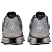 Nike Shox TL Metallic Silver avec tige en mesh respirant, empiècements synthétiques argentés et semelle Nike Shox intégrale offrant amorti et stabilité vue de derrière. 