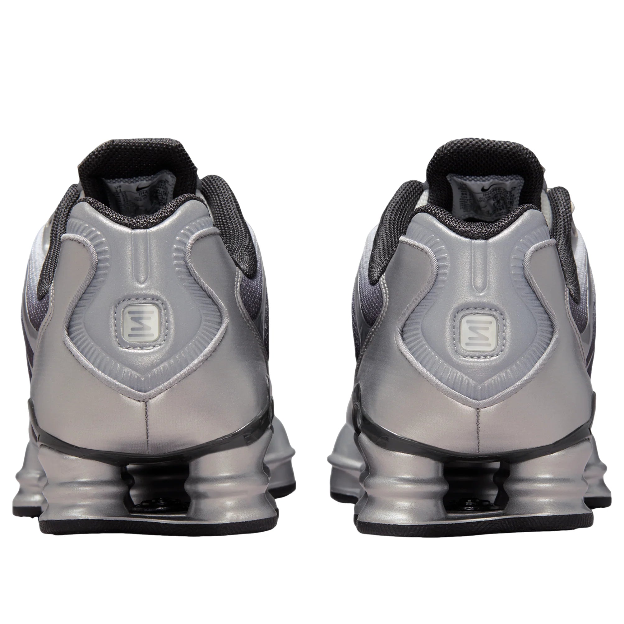 Nike Shox TL Metallic Silver avec tige en mesh respirant, empiècements synthétiques argentés et semelle Nike Shox intégrale offrant amorti et stabilité vue de derrière. 