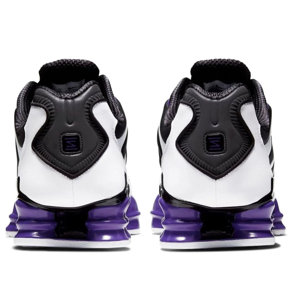 Nike Shox TL Persian Violet avec tige en mesh respirant, renforts synthétiques, détails Persian Violet et semelle Nike Shox intégrale offrant amorti et stabilité vue de derrière. 