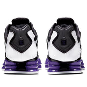 Nike Shox TL Persian Violet avec tige en mesh respirant, renforts synthétiques, détails Persian Violet et semelle Nike Shox intégrale offrant amorti et stabilité vue de derrière. 