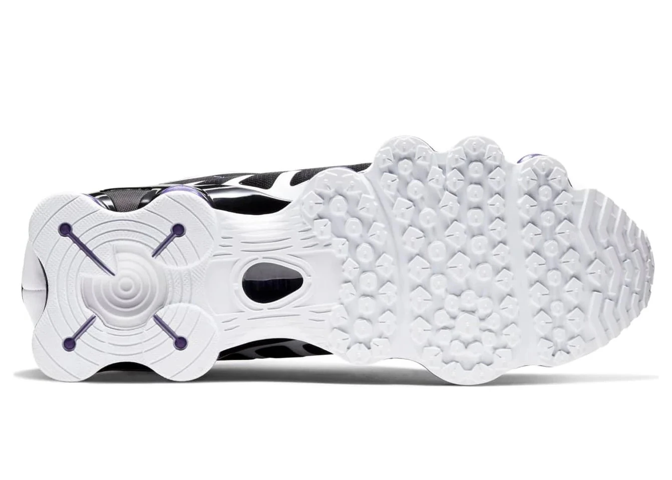 Nike Shox TL Persian Violet avec tige en mesh respirant, renforts synthétiques, détails Persian Violet et semelle Nike Shox intégrale offrant amorti et stabilité vue du dessous. 