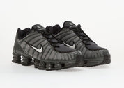 Nike Shox TL SE Iron Grey avec tige en mesh respirant, renforts synthétiques Iron Grey et semelle Nike Shox intégrale offrant amorti, stabilité et confort vue de 3/4 face. 