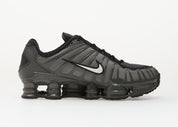 Nike Shox TL SE Iron Grey avec tige en mesh respirant, renforts synthétiques Iron Grey et semelle Nike Shox intégrale offrant amorti, stabilité et confort vue de profil intérieur. 