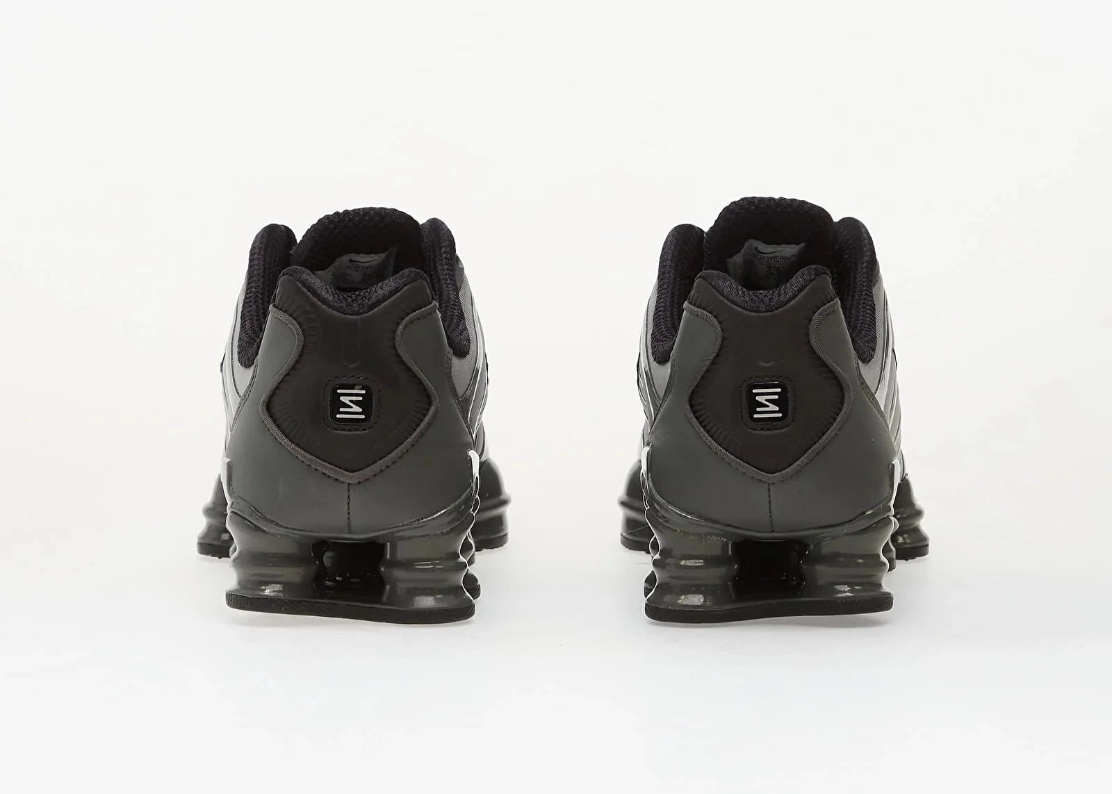 Nike Shox TL SE Iron Grey avec tige en mesh respirant, renforts synthétiques Iron Grey et semelle Nike Shox intégrale offrant amorti, stabilité et confort vue de derrière. 