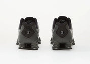 Nike Shox TL SE Iron Grey avec tige en mesh respirant, renforts synthétiques Iron Grey et semelle Nike Shox intégrale offrant amorti, stabilité et confort vue de derrière. 