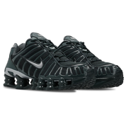Nike Shox TL Seaweed Gunmetal avec tige en mesh respirant, renforts synthétiques Seaweed et Gunmetal et semelle Nike Shox intégrale offrant amorti et stabilité vue de 3/4 face. 