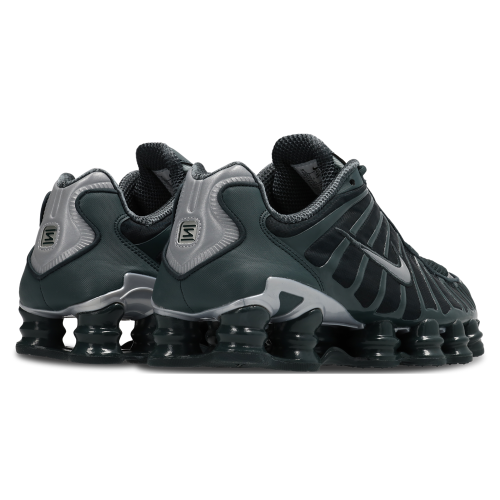 Nike Shox TL Seaweed Gunmetal avec tige en mesh respirant, renforts synthétiques Seaweed et Gunmetal et semelle Nike Shox intégrale offrant amorti et stabilité vue de 3/4 arrière. 