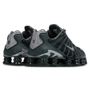 Nike Shox TL Seaweed Gunmetal avec tige en mesh respirant, renforts synthétiques Seaweed et Gunmetal et semelle Nike Shox intégrale offrant amorti et stabilité vue de 3/4 arrière. 